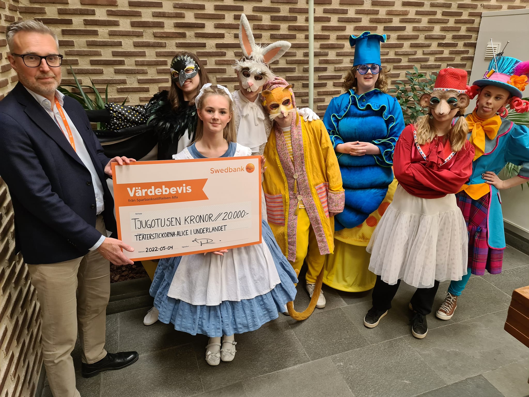 Children's theater group receives vouchers from Swedbank